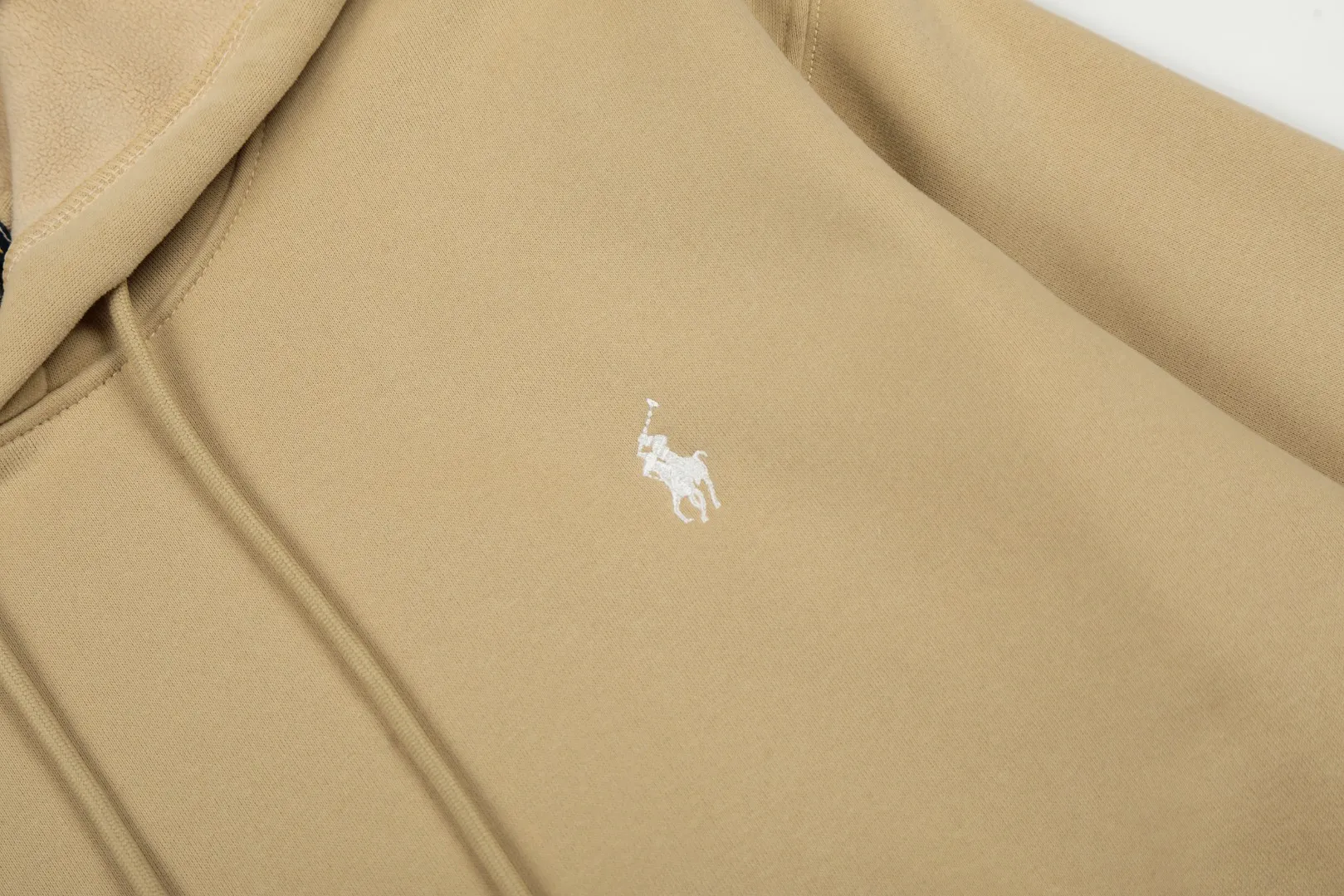P250 Top quality" Style number: T5007# [Ralph Lauren solid color pony embroidered logo thickened velvet hooded sweatshirt] ✅Ralph Lauren classic basic versatile unisex autumn and winter velvet thickened hooded sweatshirt ✅Pure cotton high-gram velvet thickened fabric The upper body is comfortable and warm ✅The version is restored to the original version The maximum size can be worn up to 180 pounds Loose, comfortable and stress-free ✅The upper body is simple and easy to wear ootd must-have. Good-looking clothes are never picky. A must-have in couples’ wardrobes. Size: S-XL. Color: Black, Gray, Navy Khaki.
